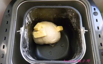 再放入黄油，再进行一次揉面程序；