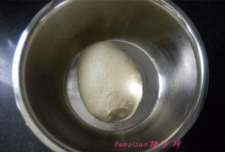 将揉好的面团滚圆后放入发面盆里，室温下发酵；
