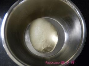将揉好的面团滚圆后放入发面盆里，室温下发酵；
