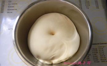 面团已经发酵至两倍大（如何判断面团是否完全发酵，用手指在面团中间扎个洞，圆洞周边的面团不塌陷，即为面团发酵合适了）；