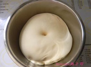 面团已经发酵至两倍大（如何判断面团是否完全发酵，用手指在面团中间扎个洞，圆洞周边的面团不塌陷，即为面团发酵合适了）；