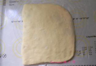 将未铺馅料的面片折在有馅料的的面片上；