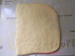 将未铺馅料的面片折在有馅料的的面片上；