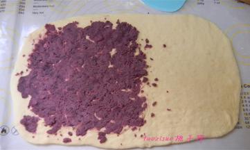 在面片上铺上紫薯馅，铺至面片的1/2处；