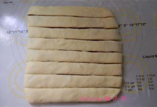 根据烤盘的宽度来选择切面片的哪条边，用到切出1.5厘米宽的面条；