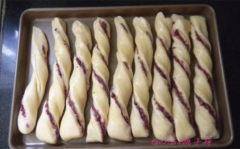 醒发好后，在面包条上刷蛋液，放入提前预热的烤箱里，烤箱上下管180度，烤制18分钟即可。