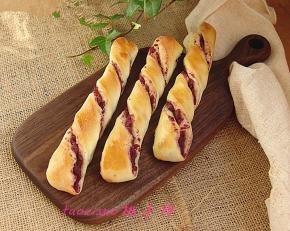 烤好的面包条移至晾架上晾凉。