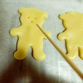 用牙签扎出小熊的鼻子和眼睛，如图。