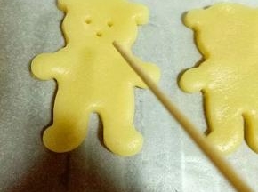 用牙签扎出小熊的鼻子和眼睛，如图。