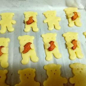 小熊的手抱住杏仁就完成了。全部完成。
烤箱170度预热5分钟，烤盘入烤箱中层，170度上下火烤10-12分钟(注意观察颜色，根据自家烤箱性能另定温度)