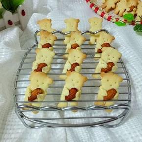 戴上隔热手套取出烤盘，饼干放在烤网上晾凉。