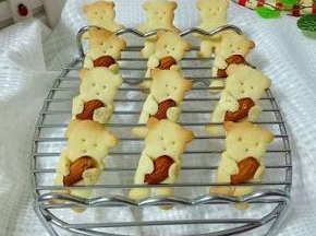 戴上隔热手套取出烤盘，饼干放在烤网上晾凉。