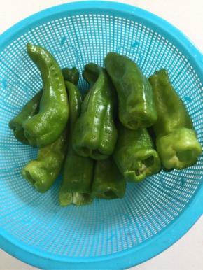 薄皮青椒去蒂去籽清洗干净后擦干水分备用！
