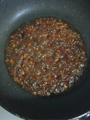 倒入调好的料汁儿煮开沸腾即可！

