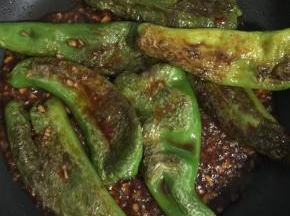 倒入煎好的薄皮青椒翻炒均匀，使青椒能够均匀的裹满料汁儿！
