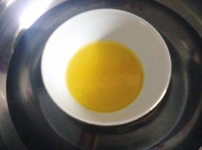 黄油隔水融化。