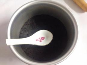 黄油倒入饼干碎中拌匀后倒入6寸蛋糕模具中压实，放冰箱冷藏备用。