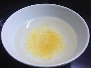 7克吉利丁片提前用凉水泡软放冰箱待用。