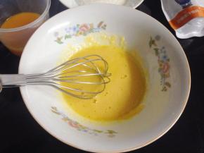 2个蛋黄加入30克细砂糖搅匀后倒入65克沙棘汁搅匀。