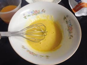 2个蛋黄加入30克细砂糖搅匀后倒入65克沙棘汁搅匀。