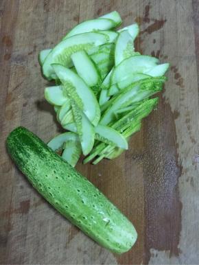 地黄瓜清洗干净后去掉两头，切成薄片备用！

