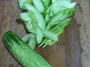 地黄瓜清洗干净后去掉两头，切成薄片备用！


