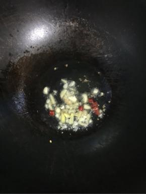 锅烧热倒入适量的油，放入生姜，蒜瓣，干辣椒炒出香味儿！

