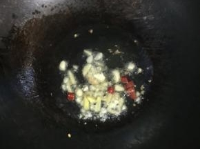 锅烧热倒入适量的油，放入生姜，蒜瓣，干辣椒炒出香味儿！

