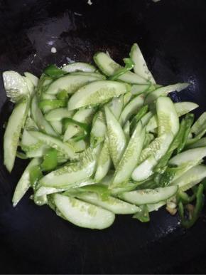 放入切好的地黄瓜和青椒翻炒均匀！
