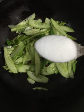 加入一勺盐翻炒均匀！

