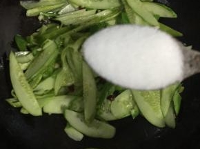 加入一勺盐翻炒均匀！

