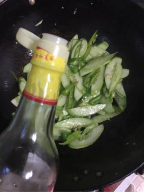加入一勺白醋翻炒均匀！（也可以根据自己的喜欢换成香醋，味道一样，不过颜色就没有这么清爽啦。）

