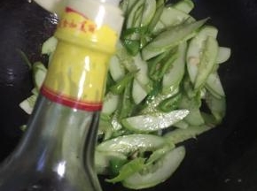 加入一勺白醋翻炒均匀！（也可以根据自己的喜欢换成香醋，味道一样，不过颜色就没有这么清爽啦。）

