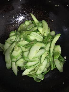 不要炒的太软，地黄瓜炒至断生即可，这样吃着才脆，还有一股黄瓜淡淡的清香！
