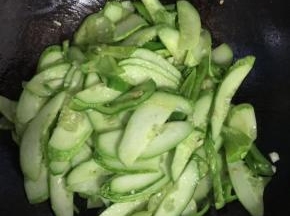 不要炒的太软，地黄瓜炒至断生即可，这样吃着才脆，还有一股黄瓜淡淡的清香！
