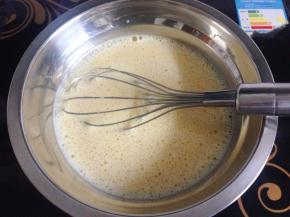 100克牛奶加30克细砂糖倒锅中煮沸后倒入沙棘汁蛋黄糊中再放炉上煮沸成沙棘汁糊。