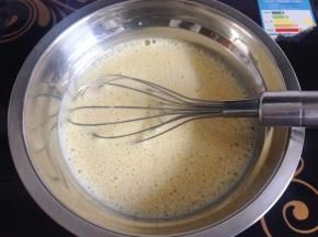 100克牛奶加30克细砂糖倒锅中煮沸后倒入沙棘汁蛋黄糊中再放炉上煮沸成沙棘汁糊。