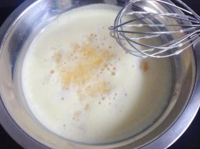 稍冷却后倒入泡软的吉利丁片搅匀后待用。