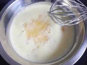 稍冷却后倒入泡软的吉利丁片搅匀后待用。