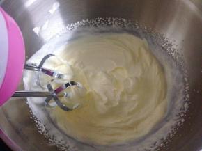 200克淡奶油倒入盆中用电动打蛋器打到6分发。