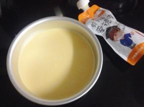 倒入铺有饼干底的蛋糕模具中放入冰箱冷藏3小时以上。