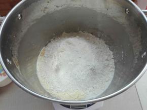 除黄油及盐以外所有材料混合