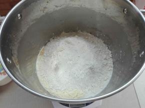 除黄油及盐以外所有材料混合