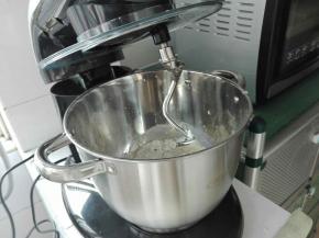 我的大新玩具上豪厨师机开始登场了，很喜欢这个搅面勾，可是纯手工打造的哦