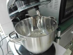我的大新玩具上豪厨师机开始登场了，很喜欢这个搅面勾，可是纯手工打造的哦