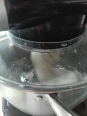 启动，上豪厨师机有一个独有功能，机器会根据面团情况自动由一档转二档揉面，约3分钟形成团后放入软化黄油和盐，继续工作