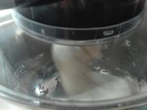 启动，上豪厨师机有一个独有功能，机器会根据面团情况自动由一档转二档揉面，约3分钟形成团后放入软化黄油和盐，继续工作