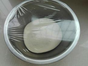 盖保鲜膜进行室温发酵