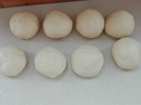 发酵好的面团排气等分八份，滚圆，醒发15分钟