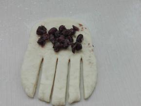 如图放入适量蜜豆，下面部分切开成几条